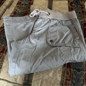 Women’s Old Navy gray capri pant.